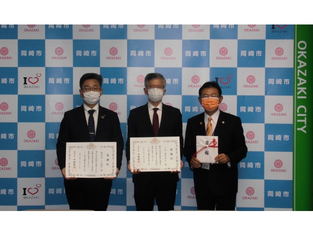 右から　中根岡崎市長、弊社社長林、吉村十六銀行岡崎支店長